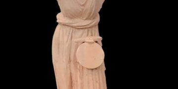 Des archéologues israéliens découvrent un tombeau grec antique et un miroir en bronze à Jérusalem