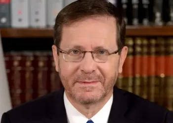 Le président Herzog supplie les gauchistes hostiles à la religion de ne pas interrompre les prières à Simchat Torah