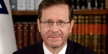 Le président Herzog supplie les gauchistes hostiles à la religion de ne pas interrompre les prières à Simchat Torah