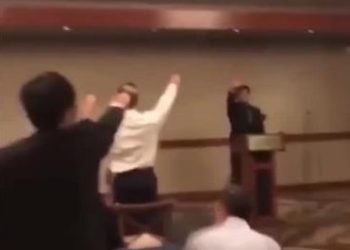 Un enseignant fait un salut nazi, demande à la classe de dire Heil Hitler, et est réintégré en classe