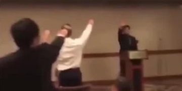 Un enseignant fait un salut nazi, demande à la classe de dire Heil Hitler, et est réintégré en classe