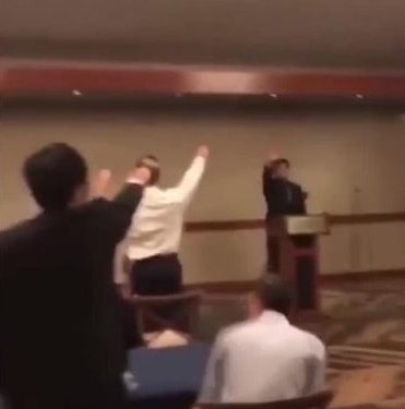 Un enseignant fait un salut nazi, demande à la classe de dire Heil Hitler, et est réintégré en classe