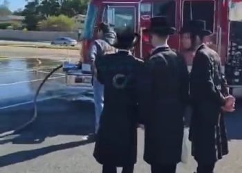 Des extrémistes Neturei Karta déversent des produits chimiques pour empêcher la fête de Souccot