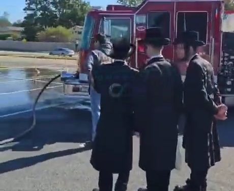 Des extrémistes Neturei Karta déversent des produits chimiques pour empêcher la fête de Souccot