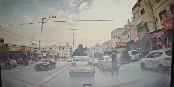 Un terroriste a ouvert le feu à plusieurs reprises sur une voiture occupée par une femme enceinte