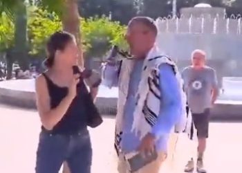 Ce vendredi à Tel-Aviv, une fasciste a attaqué le rabbin Leo Dee qui organisait une prière hommes-femmes séparés