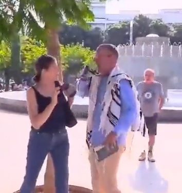 Ce vendredi à Tel-Aviv, une fasciste a attaqué le rabbin Leo Dee qui organisait une prière hommes-femmes séparés