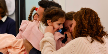 Moment d&rsquo;émotion intense, fin de cauchemar : les otages libérés retrouvent leurs familles