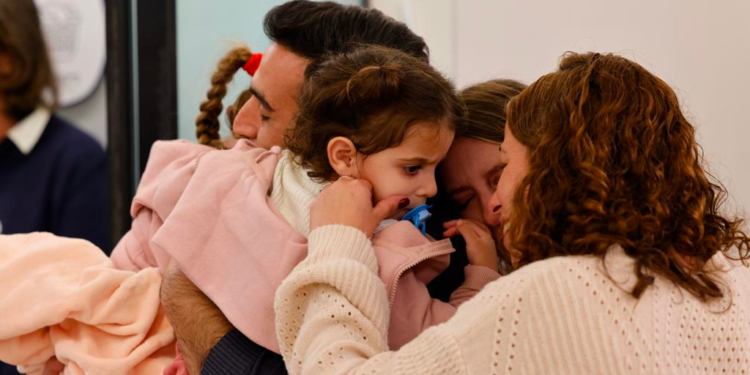Moment d’émotion intense, fin de cauchemar : les otages libérés retrouvent leurs familles