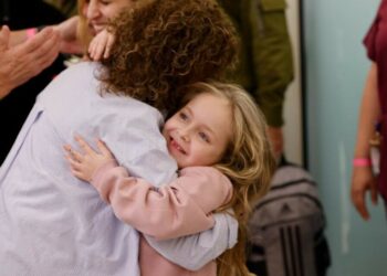 Moment d&rsquo;émotion intense, fin de cauchemar : les otages libérés retrouvent leurs familles