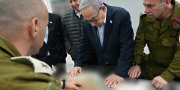 Benjamin Netanyahou visite la branche des services de renseignement de Tsahal : « nous avons libéré 74 otages, dont 50 femmes »