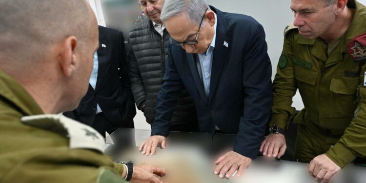 Benjamin Netanyahou visite la branche des services de renseignement de Tsahal : « nous avons libéré 74 otages, dont 50 femmes »