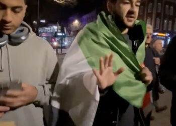 Le parfait idiot utile : « les combattants du Hamas ont serré la main des otages »