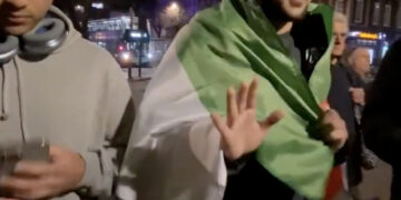 Le parfait idiot utile : « les combattants du Hamas ont serré la main des otages »