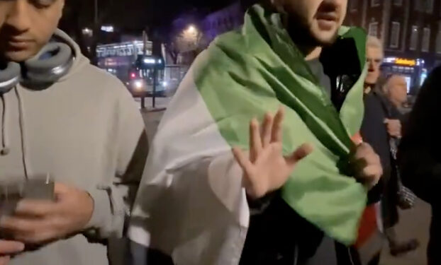 Le parfait idiot utile : « les combattants du Hamas ont serré la main des otages »