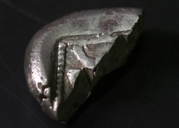 Une pièce de monnaie en argent vieille de 2 550 ans, découverte sur une colline de Judée