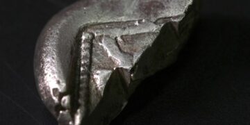 Une pièce de monnaie en argent vieille de 2 550 ans, découverte sur une colline de Judée