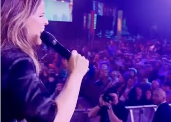 Noa Tishby dit à 4 000 jeunes juifs, avant leurs études universitaires et les campus antisémites : « marchez la tête haute »