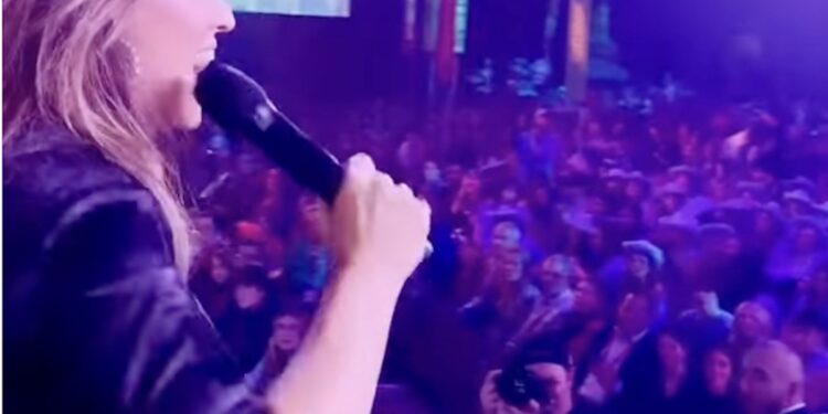 Noa Tishby dit à 4 000 jeunes juifs, avant leurs études universitaires et les campus antisémites : « marchez la tête haute »