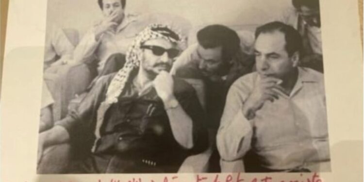 Le BNVCA aurait découvert une photo montrant Guterres jeune, avec Arafat…