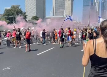 Les manifestants tuent les otages