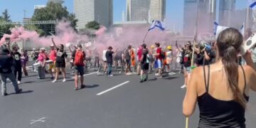 Les manifestants tuent les otages