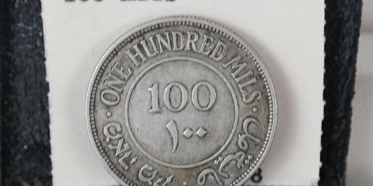 Les « Palestiniens » exhibent un pièce de monnaie pour « prouver » leur passé en Palestine… sauf que…