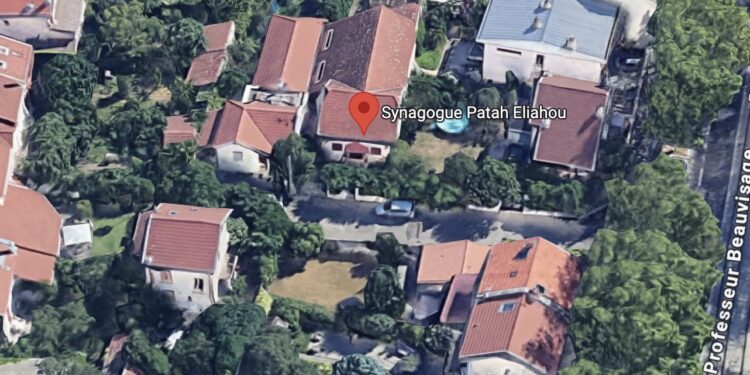 A Kippour, trois individus ont incendié les haies d’une synagogue de Lyon. Le CRIF est resté silencieux