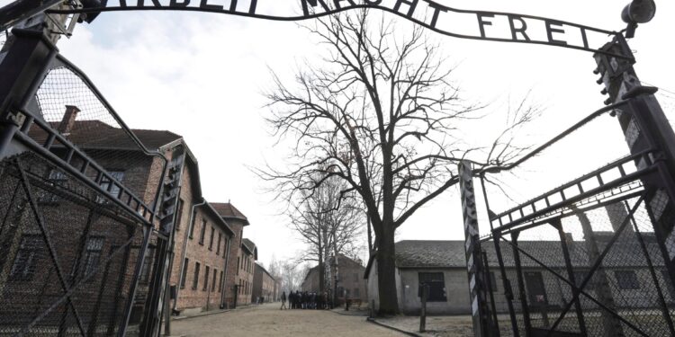 Des musulmans marocains visitent Auschwitz dans le contexte de montée mondiale de l’antisémitisme