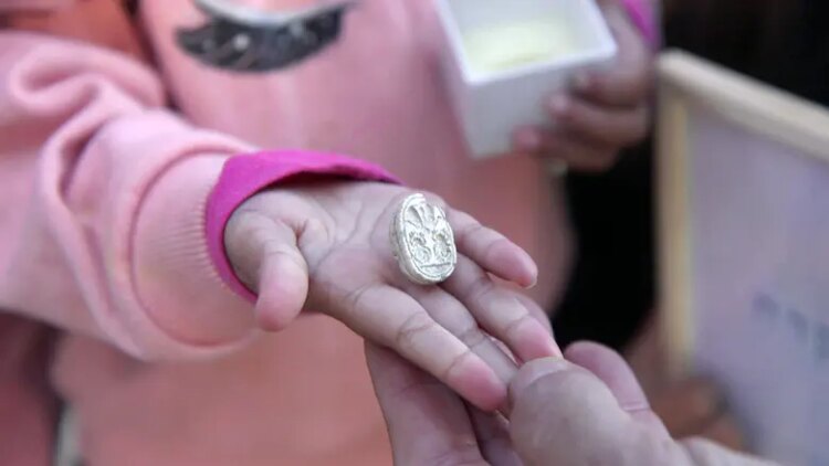 Un enfant de 3 ans découvre un sceau canaanéen vieux de 3 800 ans lors d’un voyage en famille près de Beit Shemesh.