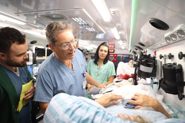 מבזקן 12כ-20 מטופלים מבית החולים סורוקה בבאר שבע הועברו לבית החולים התת-קרקעי הממוגן של איכילוב בתל אביב. בהמשך היום צפו...