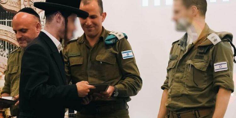 אלי הירשמן29 חיילים חרדים סיימו הכשרה במסגרת פרויקט לשילובם בחטיבה הטכנולוגית ליבשה. המסלול משלב שירות טכנולוגי עם לימוד...