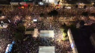 מבזקן 12יום העצירה: כיכר החטופים וסביבתה עמוסים בהמוני אזרחים בזעקה להחזיר את כולם עכשיו. צילום: אמיר גולדשטיין@N12chat...