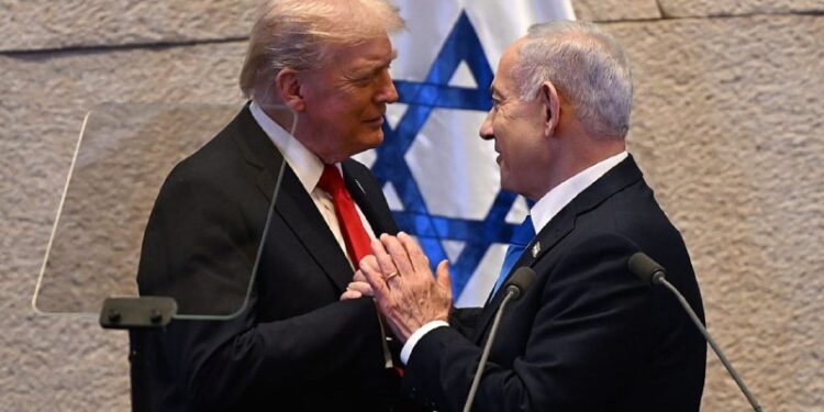 ראש הממשלה בנימין נתניהו ונשיא ארה״ב דונלד טראמפ במליאת הכנסת.- צילום: חיים צח/ לע״מ....