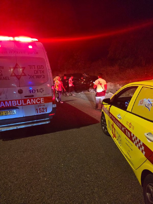 מבזקן 12גבר בן 25 נפגע בינוני בתאונת דרכים לאחר שהרכב שבו היה התנגש במעקה בטיחות בכביש 443, בסמוך לצומת שילת. צוות מד"א ...