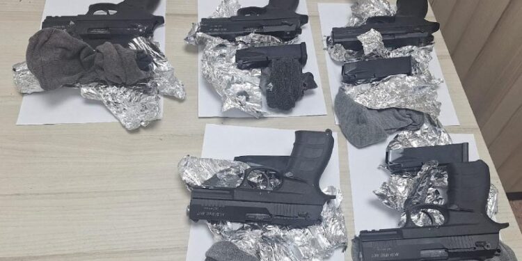 גיא ורוןכתב אישום הוגש נגד תושב תל אביב בן 53 ונתין זר מאריתריאה בן 34 - שהבריחו נשקים מסוריה.מפרטי החקירה עולה כי השניי...