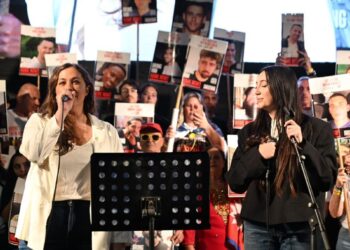 קרן מרציאנוקרן פלס ויובל רפאל שרות את "New Day will Rise" בכיכר החטופים. צילום: פאולינה פטימר@N12chat...