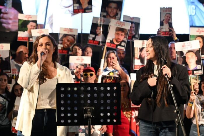 קרן מרציאנוקרן פלס ויובל רפאל שרות את "New Day will Rise" בכיכר החטופים. צילום: פאולינה פטימר@N12chat...