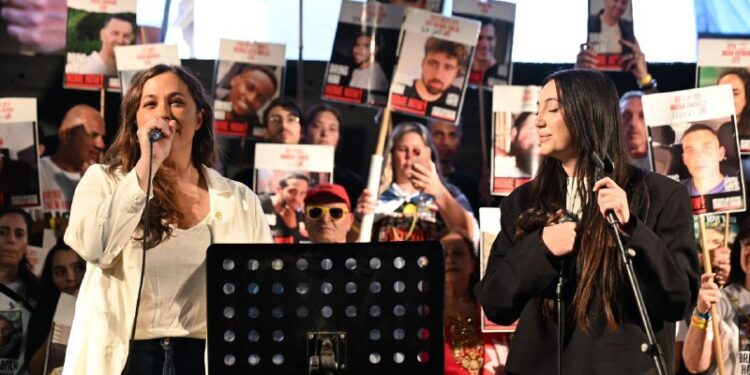 קרן מרציאנוקרן פלס ויובל רפאל שרות את "New Day will Rise" בכיכר החטופים. צילום: פאולינה פטימר@N12chat...