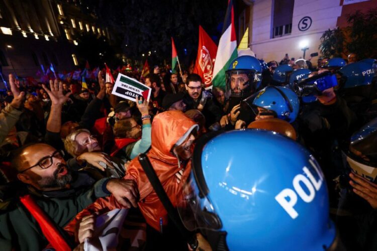 דסק החוץאיטליה | עימותים בין המשטרה למפגינים פרו-פלסטינים שצעדו לעבר השגרירות הישראלית ברומא. צילום: רויטרס@N12chat...