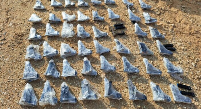 Nitzan Shapira Les soldats de l'armée israélienne ont déjoué une nouvelle tentative de contrebande d'armes dans la région de la brigade de Paran | Documentation des armes à feu qui ont été localisées et transférées pour traitement ultérieur...