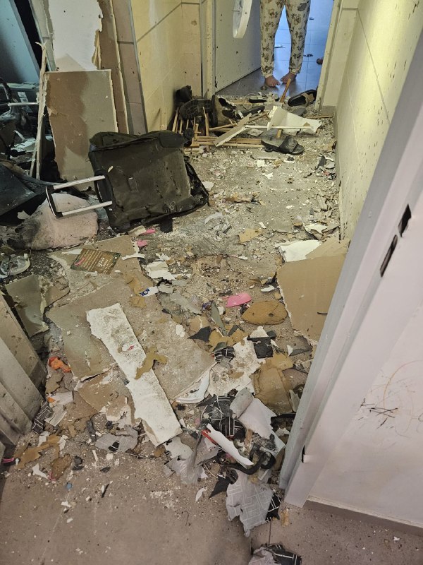 אדר גיציסרימון הושלך הלילה לעבר בית פרטי ביבנה, לא היו נפגעים. במשטרה מעריכים שהרקע לאירוע הוא סכסוך פלילי. תושב השכונה ...