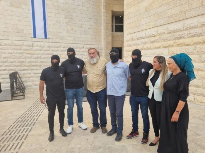 ארגון חוננו:לוחמי כוח מאה מגיבים לראשונה: "יש רק אמת אחת - אנחנו ננצח"לוחמי כוח מאה מגיבים לראשונה לפרישת הפצ"רית והחקיר...