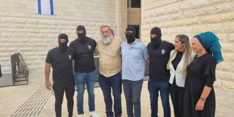 ארגון חוננו:לוחמי כוח מאה מגיבים לראשונה: "יש רק אמת אחת - אנחנו ננצח"לוחמי כוח מאה מגיבים לראשונה לפרישת הפצ"רית והחקיר...