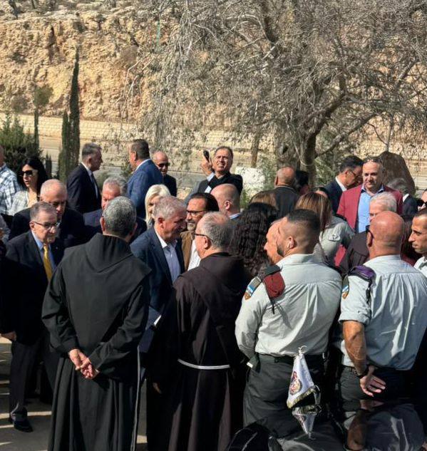 ספיר ליפקין פתיחת אירועי חג המולד בבית לחם: קציני המנהל האזרחי קיבלו את משלחת הקוסטוס, האח פרנצ'סקו ילבו בדרכו לכנסיית ה...