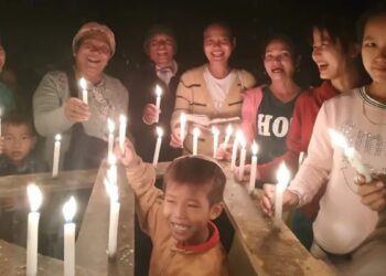 Inde : La communauté Bnei Menashe, qui n&rsquo;est pas retournée en Israël depuis 2 700 ans, allume la première bougie de Hanouka