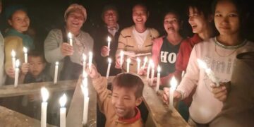 Inde : La communauté Bnei Menashe, qui n’est pas retournée en Israël depuis 2 700 ans, allume la première bougie de Hanouka