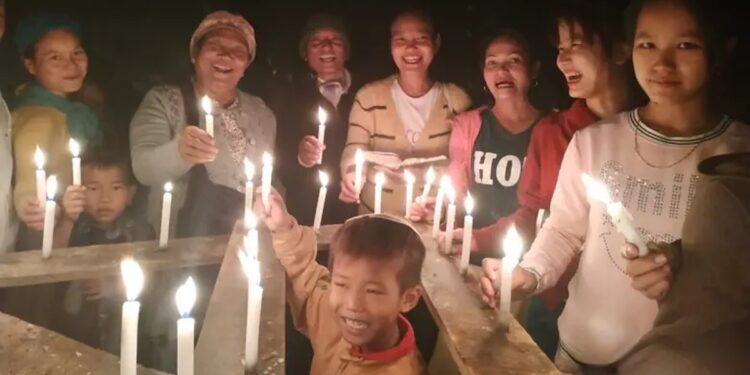 Inde : La communauté Bnei Menashe, qui n’est pas retournée en Israël depuis 2 700 ans, allume la première bougie de Hanouka