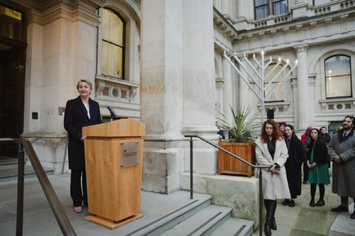 קרן בצלאלשרת החוץ הבריטית איווט קופר בהדלקת החנוכייה החגיגית של משרד החוץ הבריטי: "מחשבותינו עם הנפגעים מהפיגוע בבונדי ב...