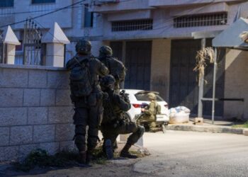 מבזקן 12צה"ל: במהלך מבצע נרחב בעיר קלקיליה, בהשתתפות 3 גדודים, נוטרל מחבל שהשליך חפץ חשוד לעבר הכוח. בוצעו מעצרים במרחב....